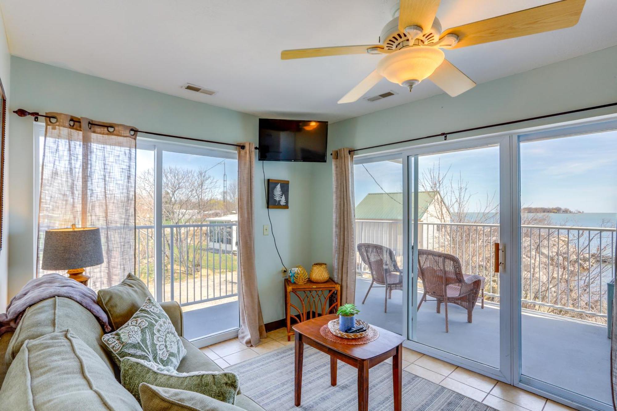 Waterfront Bass Island Retreat With Balcony And Tv Διαμέρισμα Put-in-Bay Εξωτερικό φωτογραφία