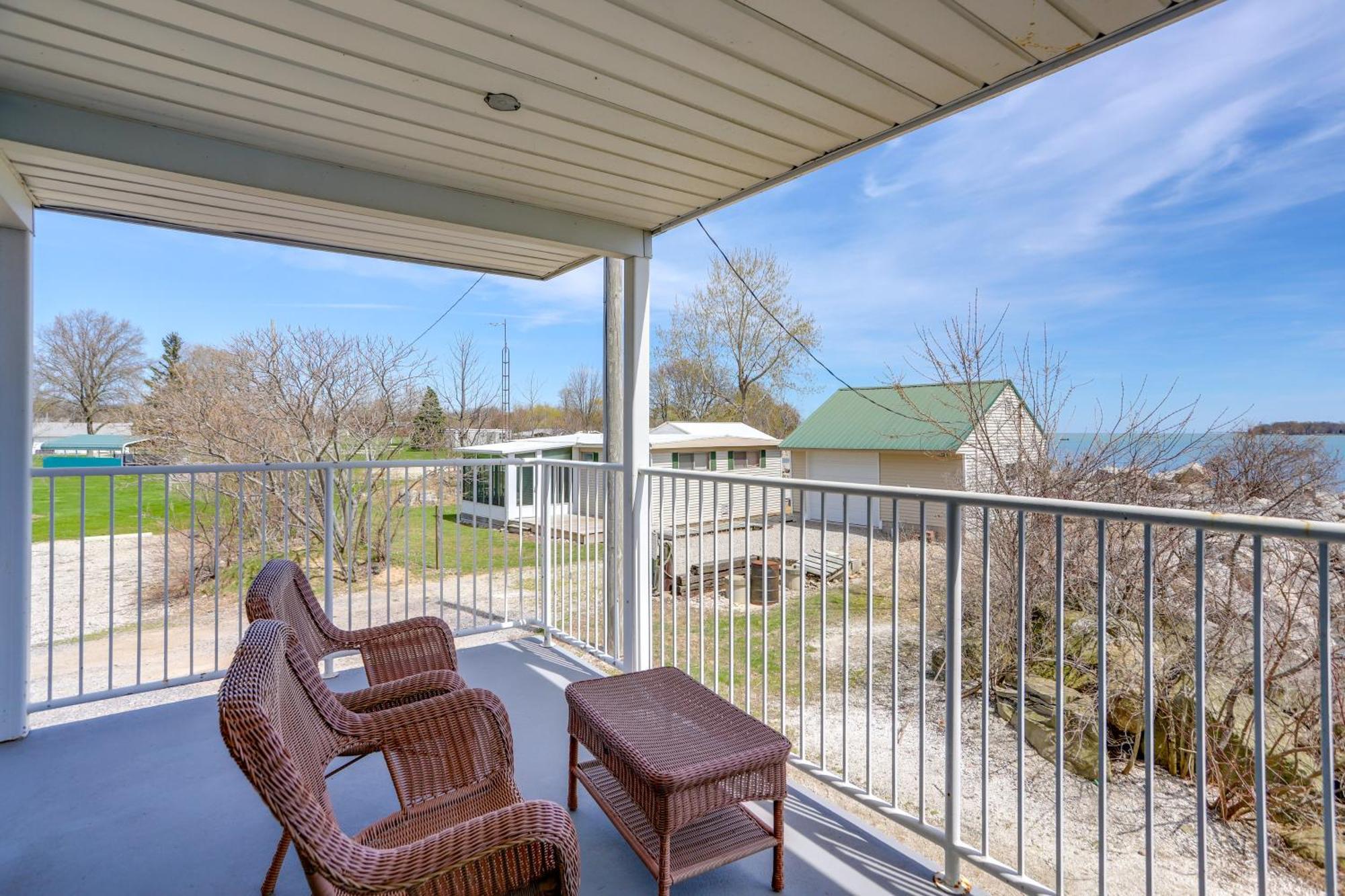 Waterfront Bass Island Retreat With Balcony And Tv Διαμέρισμα Put-in-Bay Εξωτερικό φωτογραφία